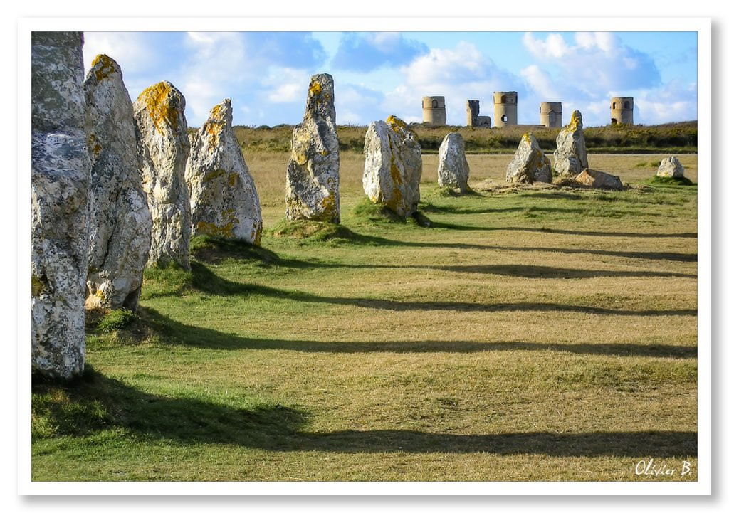 Ombres dansantes parmi les menhirs au soleil rasant