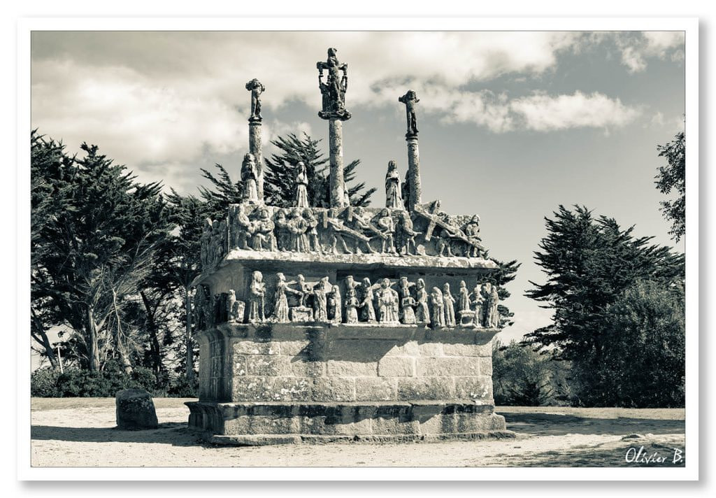 Calvaire de Tronoën sculpté en granit avec 150 personnages daté entre 1450-1470