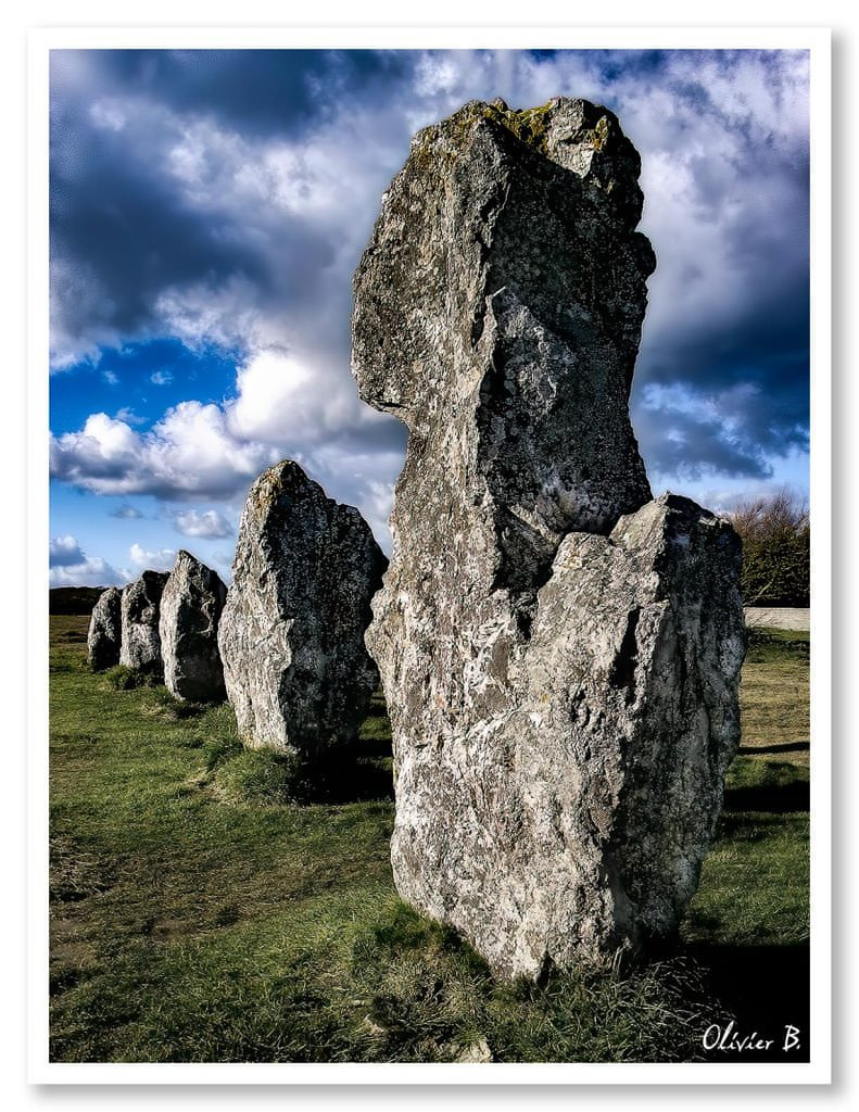 Menhir imposant à Camaret-sur-Mer face à un ciel menaçant