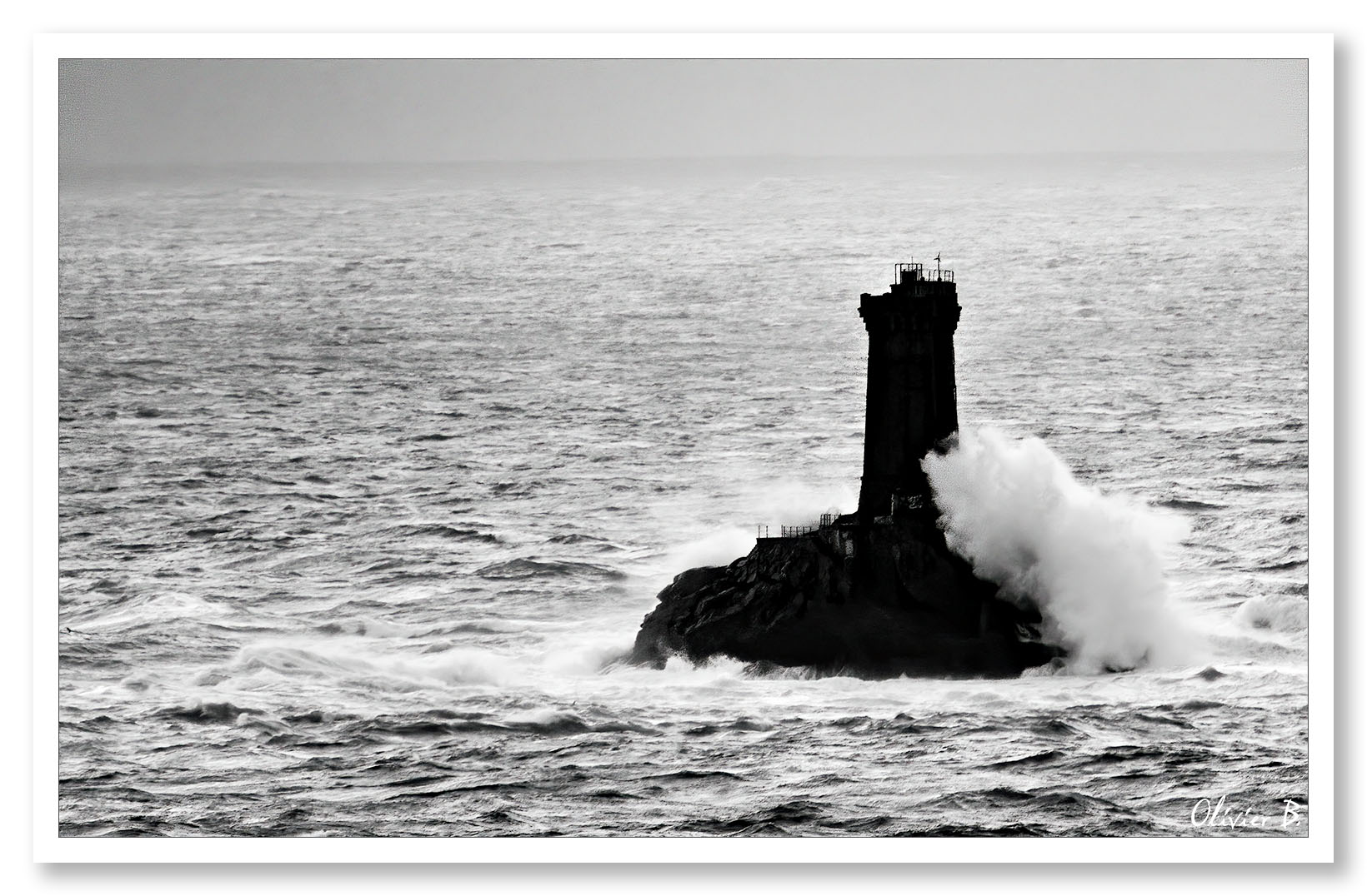 Le phare de la Vieille à la pointe du Raz face à l'océan déchaîné