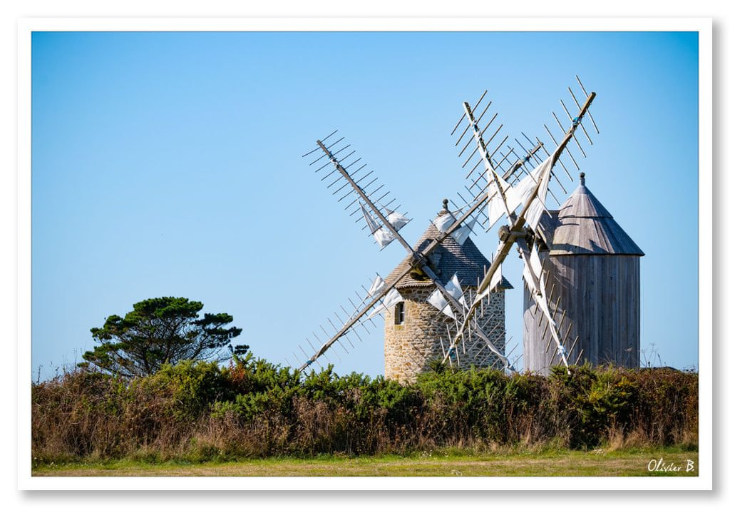 Deux moulins bretons, gardiens du ciel bleu et du temps passé