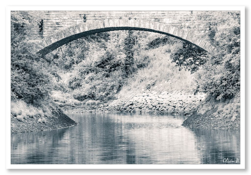 Charmant petit pont de pierre situé à Douarnenez, une construction de pierre emblématique de la région