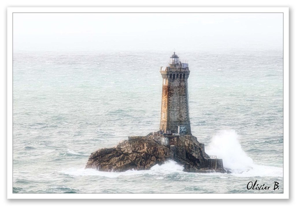 Le majestueux Phare de la Vieille surplombe les côtes dangereuses du Sud Finistère, guide essentiel pour les marins