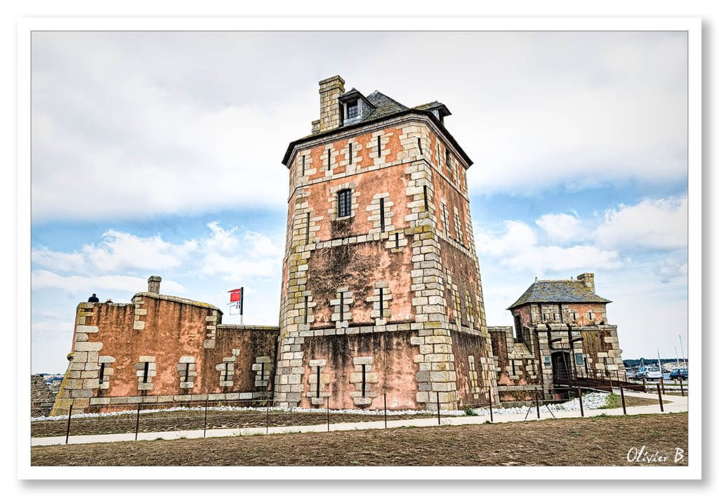 Tour Vauban de Camaret, forteresse historique en pierre sur la côte bretonne, classée au patrimoine mondial de l'UNESCO