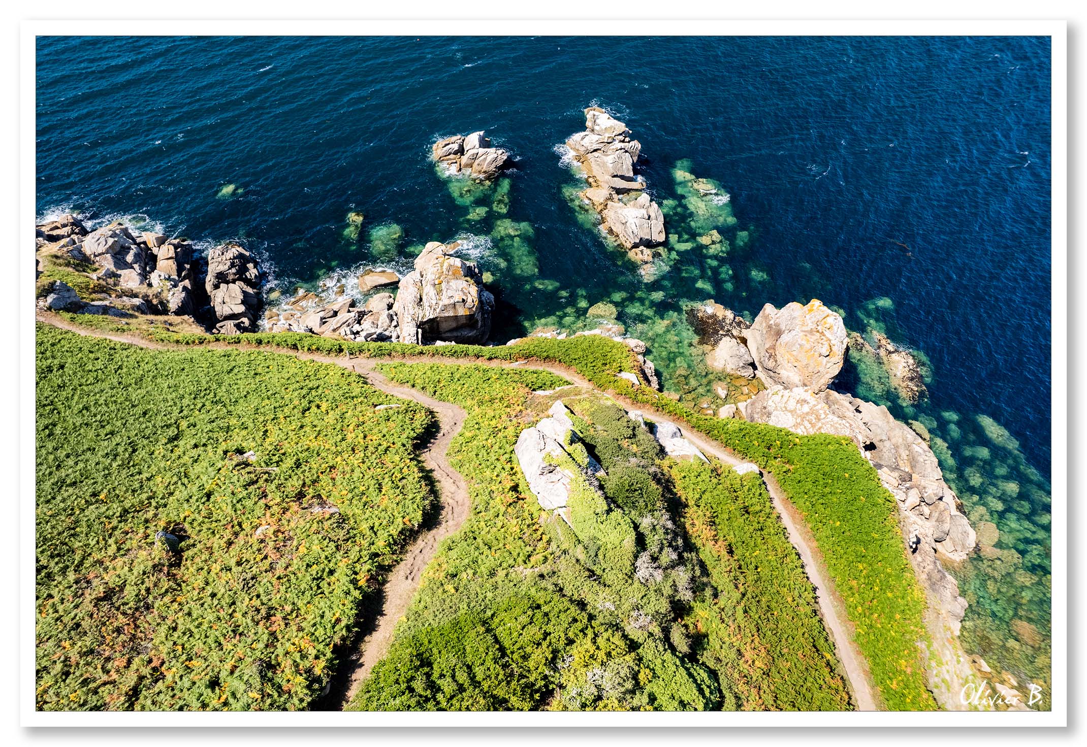 Vue aérienne de la côte bretonne et du sentier bordant la falaise