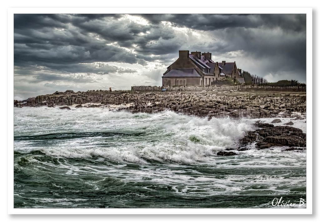Une maison traditionnelle résiste à l'assaut d'un océan déchaîné lors d'une violente tempête en Bretagne