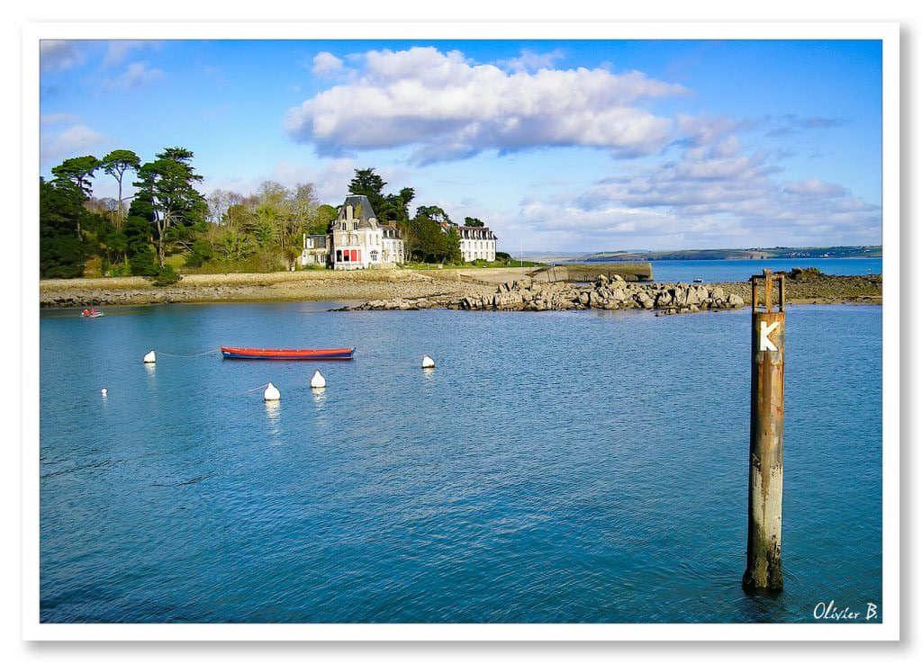 Ile Tristan, Yole traditionnelle et château sur fond de mer bleue en Bretagne