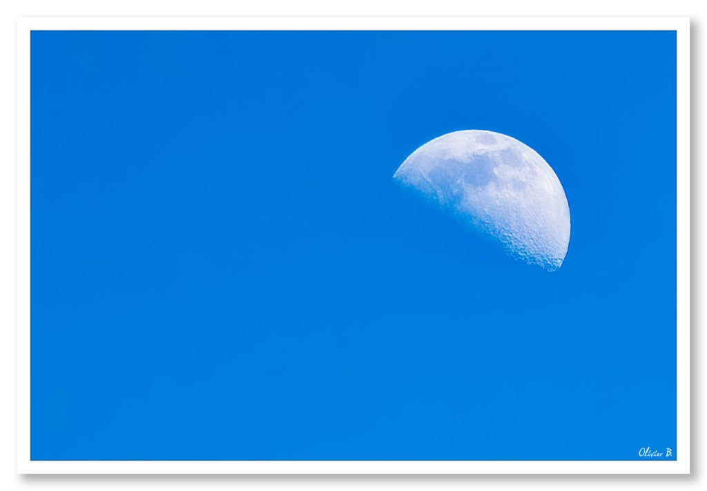 Lumineuse lune un après-midi d'été dans le ciel de juillet