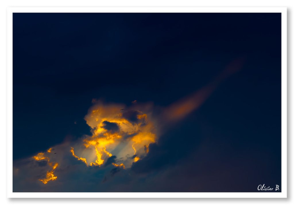 Au cœur du Finistère, le ciel se dévoile, laissant filtrer des rayons dorés et des teintes flamboyantes à travers les nuages.