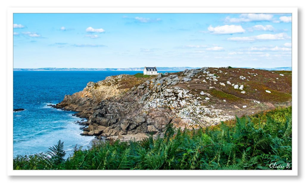 Le phare du Millier, situé entre la falaise et la vaste lande bretonne, servant de repère aux navires.