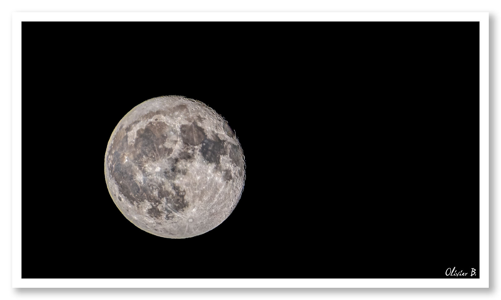 Vue spectaculaire de la lune avec ses cratères et le pôle sud, un délire lunaire