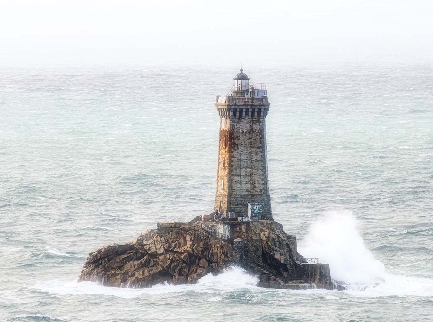 Une vue originale du phare de la Vieille dans la tempête