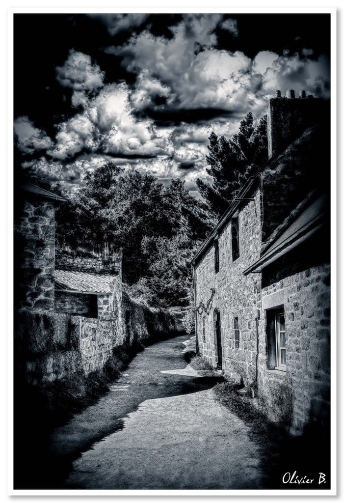 Exploration du mystérieux sentier des Plomarc'h à Douarnenez sous une atmosphère intrigante