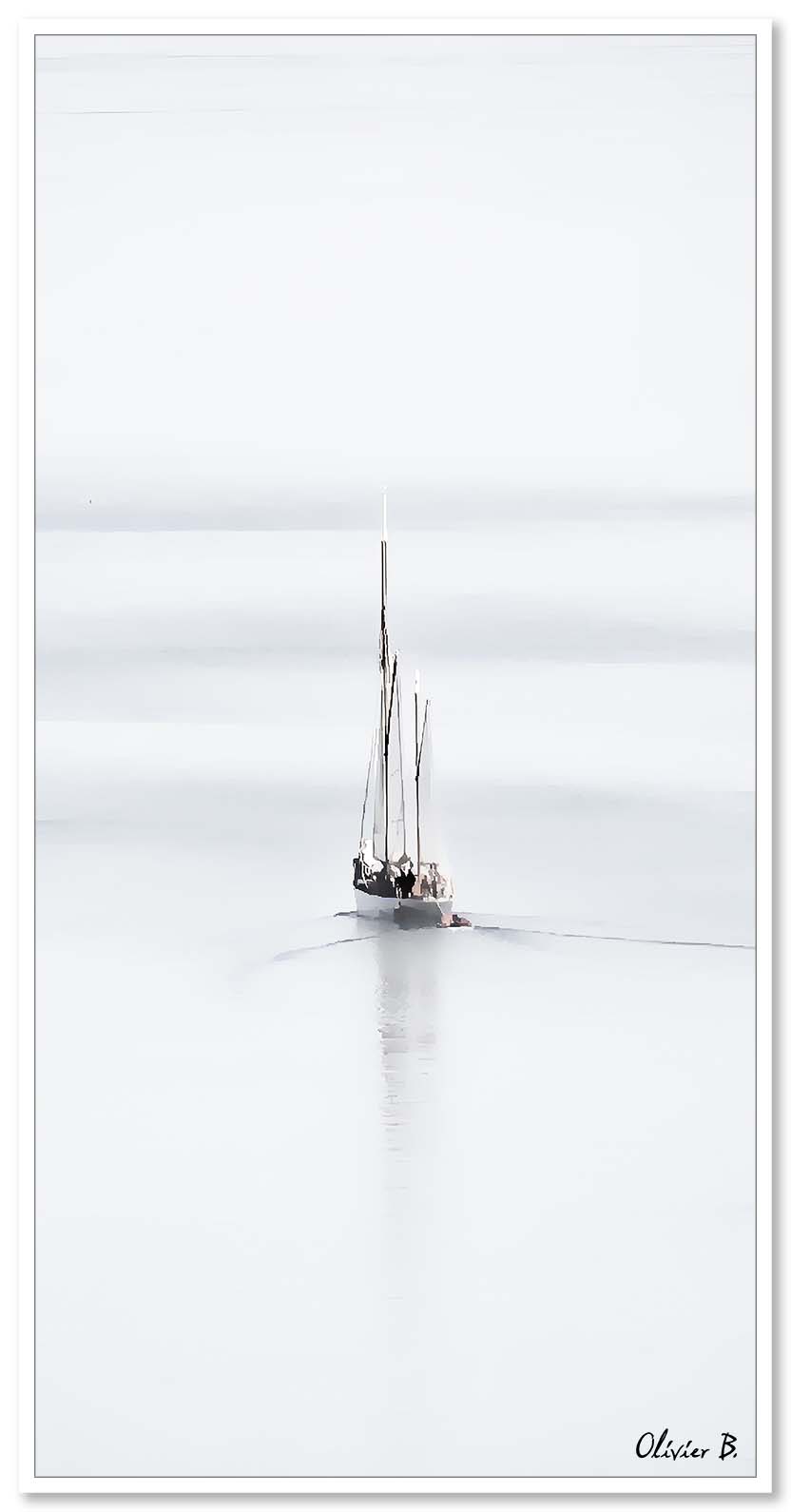 Un voilier évoque un songe, glissant doucement sur les douces vagues, son reflet s'étirant à l'horizon