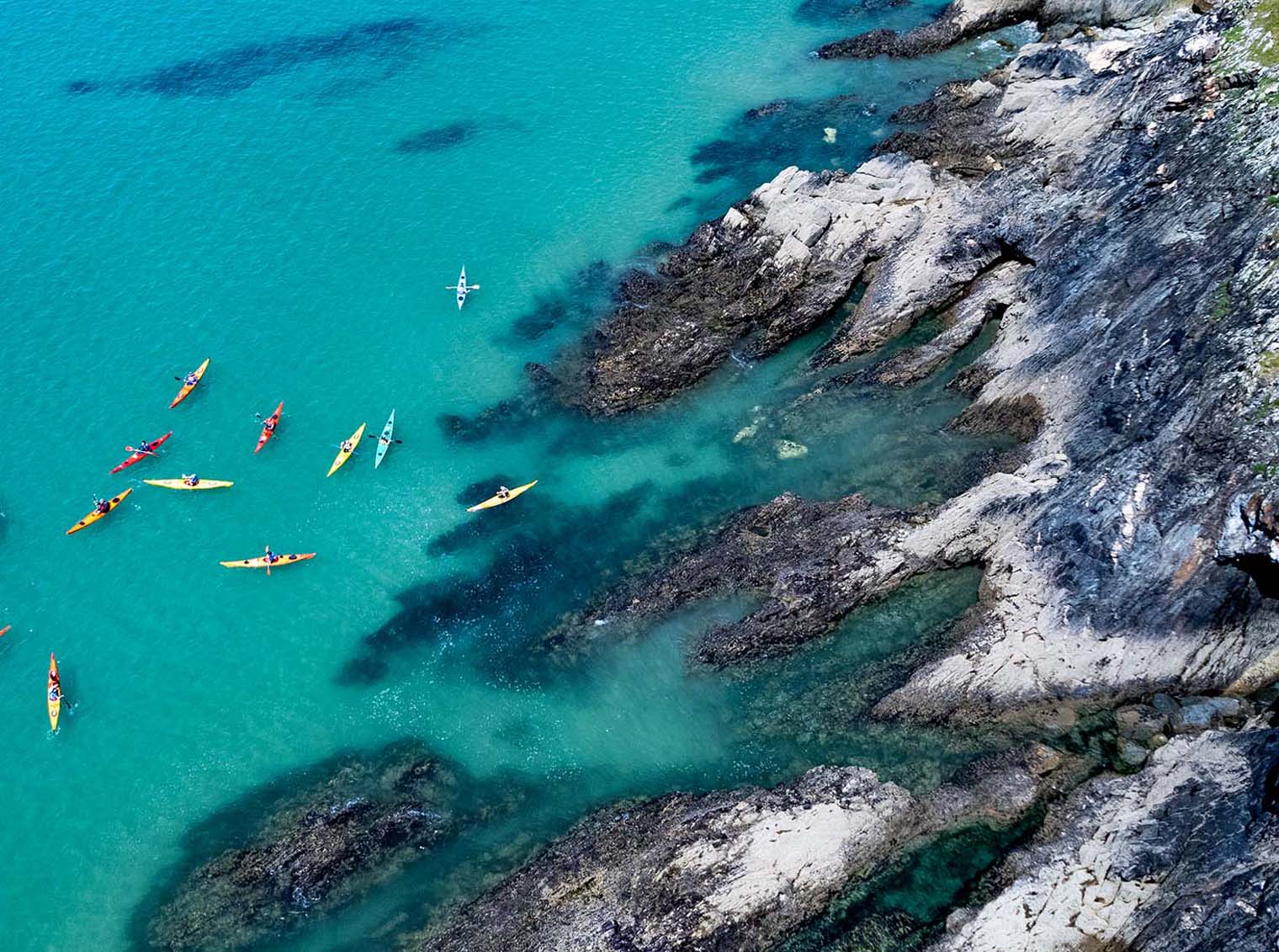 Des kayakistes qui profitent de la côte déchirée du Finistère Sud